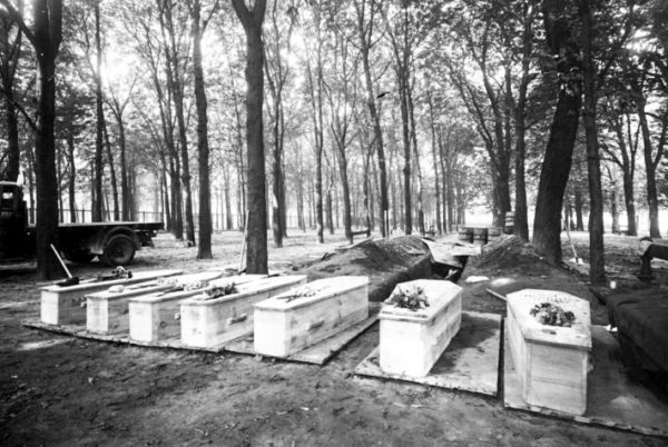Coffins of some of the executed young résistants at Bois de Boulogne. Photo by anonymous (date unknown). ©️ Service historique de la défense (SHD). Mont-Valérien.