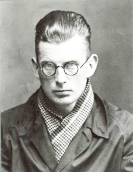 Samuel Beckett as a student in the 1920s. Photo by anonymous (c. 1922). PD-Published prior to 1925. Wikimedia Commons.