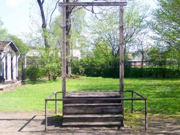 Gallows in KZ Auschwitz-Birkenau. Former camp commandant, Rudolf Höss was hanged here after being found guilty of crimes against humanity. Photo by Pimke (May 2006). PD-CCA-Share Alike 3.0 Unported. Wikimedia Commons.