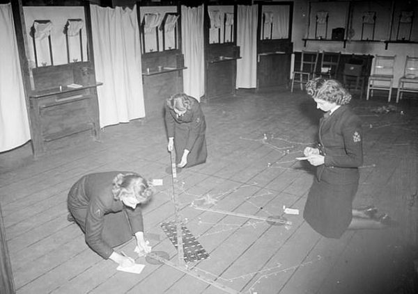 Wrens work on the strategy to foil raids by German U-boats. Photo by anonymous (date unknown). Daily Mail.