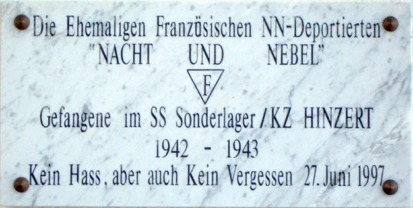 Commemorative plaque at KZ Hinzert. The plaque memorializes the French Nacht und Nebel prisoners. Photo by Christoph Lange/Langec (January 2006). PD-GNU Free Documentation License. Wikimedia Commons.