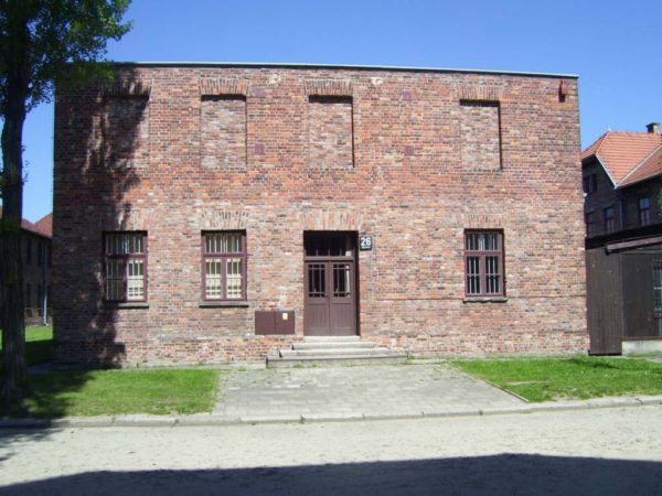 Exterior of former photography laboratory, Block 26, Auschwitz I. Photo by anonymous (date unknown). ©️Auschwitz-Birkenau State Museum. 