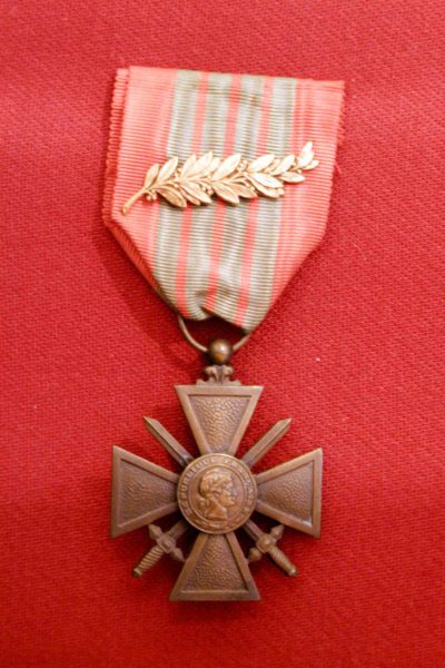 Croix de guerre medal with palms. Photo by Rama (c. 2006). PD-CCA-Share Alike 2.0 France. Wikimedia Commons. 