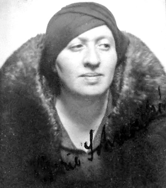 Marie Schmolková (1893−1940), chairwoman of the National Refugee Coordination Committee in Czechoslovakia. Photo by anonymous (c. before 1940). PD-Expired copyright. Wikimedia Commons.