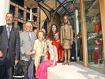 Sir Nicholas Winton (second from left) unveiled the “Für Das Kind-Kindertransport Memorial” in London. Attending the ceremony were Britain’s Home Secretary, David Blunkett (far left), the young girl who modeled for the statue (fourth from left), her grandmother who was one of Winton’s children (third from left), the artist Flor Kent (standing in the rear to the left of the statue), and other former Kindertransport children. Photo by Own work (September 2003). PD-CCA-Share Alike 3.0 Unported. Wikimedia Commons.