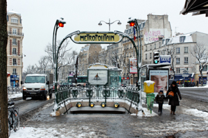 Entrance to the métro station Père Lachaise. This is the basic design, or “entourage.” Photo by Coyau (January 2013). PD-GNU Free Documentation License. Wikimedia Commons.