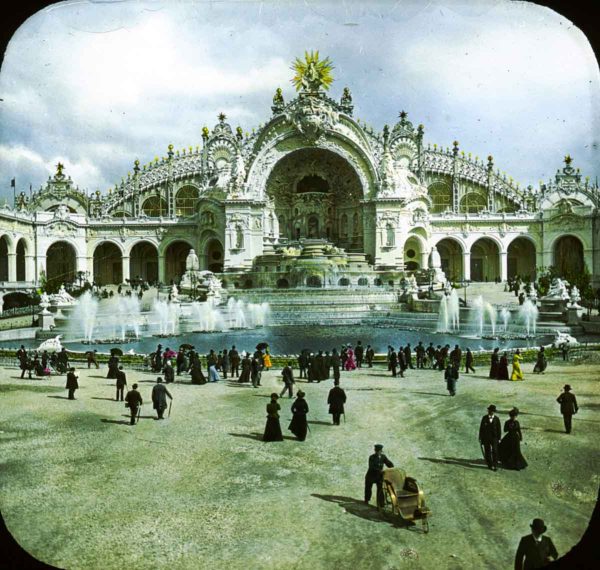 Palace of Electricity, Paris Exposition of 1900. In front, the “Château d’eau,” or the fountains at the Palace of Electricity. Photo by anonymous (c. 1900). Brooklyn Museum. PD-Expired copyright. Wikimedia Commons.