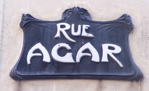 Street sign designed by Hector Guimard for rue Agar. Photo by Henry Salomé (December 2008). PD-GNU Free Documentation License. Wikimedia Commons.
