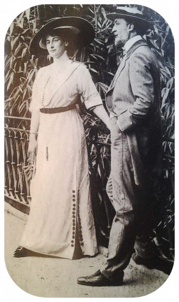 Adeline and Hector Guimard. Photo by anonymous (c. 1910). PD-Expired copyright. Wikimedia Commons.