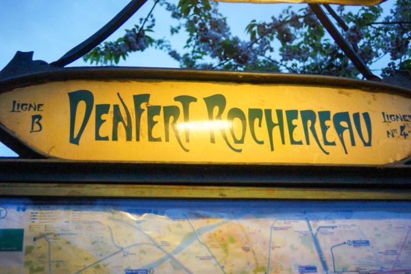 Entrance sign to the métro station Denfert Rochereau. The stylized lettering was hand done by Guilmard. Photo by Chris Sampson (April 2014). PD-CCA 2.0 Generic. Wikimedia Commons.