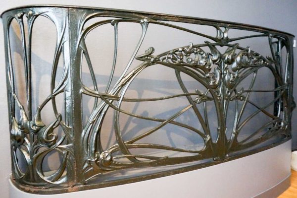 Balcony created by Hector Guimard for the Musée Fonte d’art Saint-Dizier. Photo by G. Garitan (September 2013). PD-CCA-Share Alike 3.0 Unported. Wikimedia Commons.