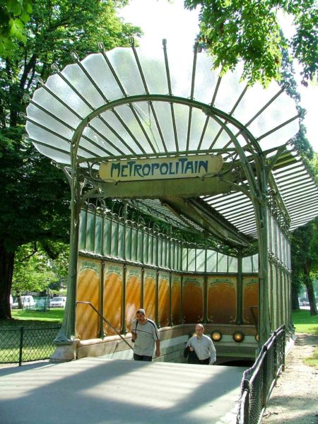 Entrance to the Porte Dauphine métro station. This is an édicule design style B which the public liked to call “dragonfly.” Photo by Peter Clericuzio (June 2004). PD-GNU Free Documentation License. Wikimedia Commons.