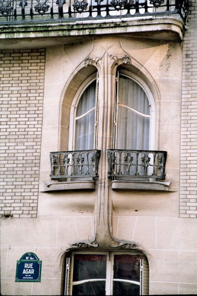 Art Nouveau entrance to 21, rue Jean de la Fontaine. The maison was designed by Hector Guimard and is steps from rue Agar in the 16e. Photo by Greudin (c. 2002). PD-Release by Author. Wikimedia Commons.