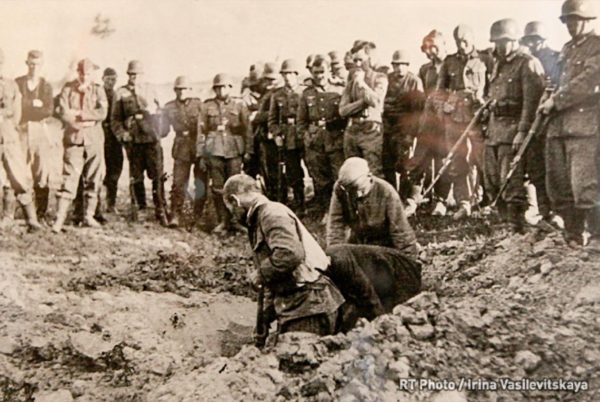 German troops watching as captured Soviet Army soldiers dig their own grave before being executed. Photo by anonymous (date unknown). RT Photo/Irina Vasilevitskaya.