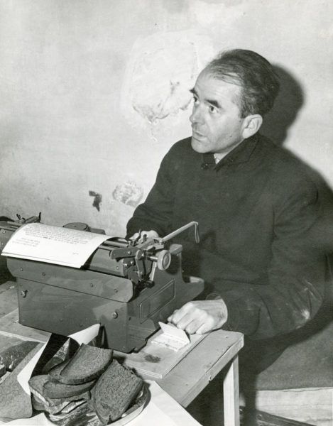 Albert Speer in his Nuremberg prison cell during the Nuremberg trial. Photo by U.S. Army Signal Corps. (24 November 1945). PD-U.S. Government. Wikimedia Commons.