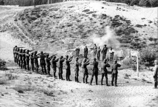 Soviet partisans on the Eastern Front are executed by a German firing squad. Photo by Thiede (c. September 1941). Bundesarchiv, Bild 101I-212-0221-07/Thiede/CC-BY-SA 3.0. PD-CCA-Share Alike 3.0 Germany. Wikimedia Commons.
