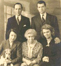 The de Greef family. Elvire de Greef (“Tante Go”) is front row, far left. Her daughter, Janine de Greef (1925−2020) is front row, far right. Photo by anonymous (date unknown).