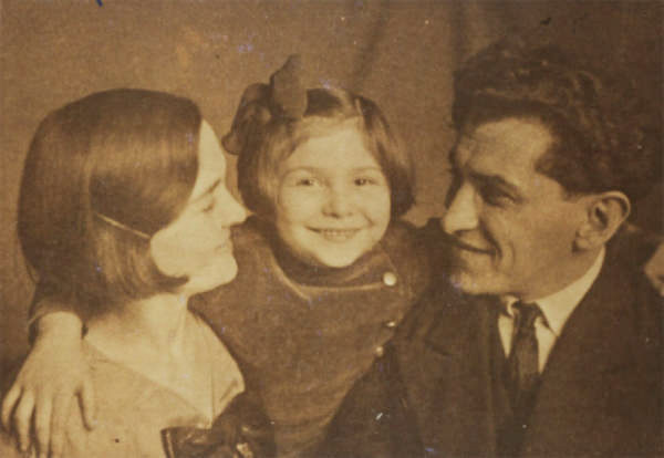 Sarah Lichtstein with her parents. Photo by anonymous (c. 1934). France 24. www.france24.com.