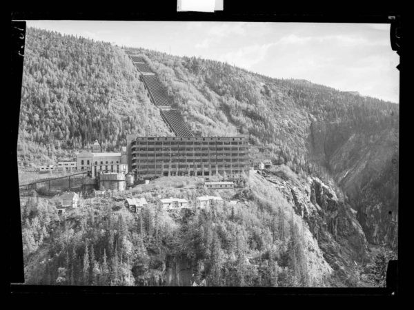 Vemork hydroelectric plant after World War II. Heavy water was produced and stored in the underground basement of the building directly in front. This building was the target of Allied bombers in November 1943. Photo by anonymous (c. 1946). National Library of Norway. PD-Expired copyright. Wikimedia Commons. 