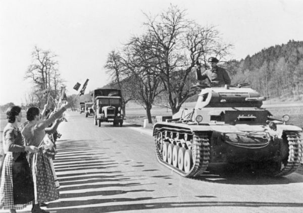 German tanks and troops entering Austria during the Anschluss. Photo by anonymous (13 March 1938). Bundesarchiv, Bild 137-049271/CC-BY-SA 3.0. PD-CCA-Share Alike 3.0 Germany. Wikimedia Commons.