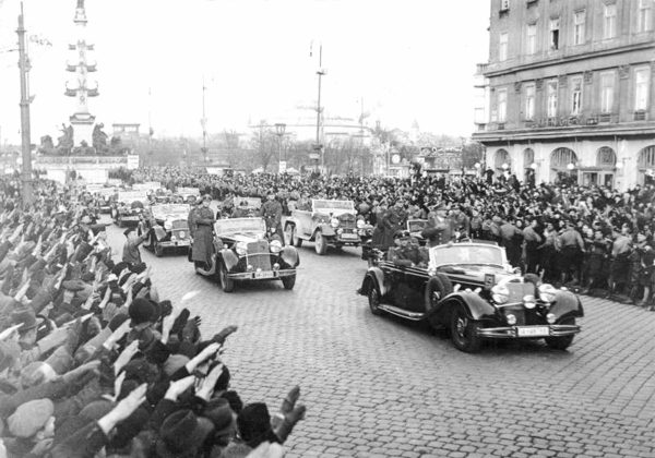 Hitler entering Vienna via Praterstern (with Tegetthoff monument in the background). Photo by anonymous (c. March 1938). Bundesarchiv, Bild 146-1972-028-14/CC-BY-SA 3.0. PD-CCA-Share Alike 3.0 Germany. Wikimedia Commons.