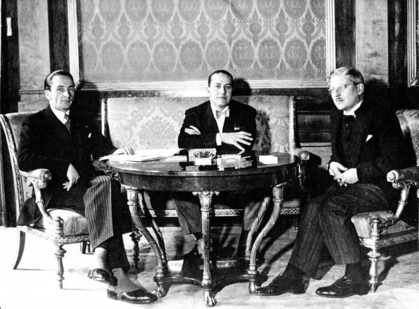 Austro-Italian conference between Austrian Foreign Minister Guido Schmidt (left), Italian Foreign Minister Galeazzo Ciano (center; Mussolini’s son-in-law), and Austrian Chancellor Kurt von Schuschnigg (right). Photo by anonymous (12 November 1936). PD-Author’s life plus 70 years or fewer. Wikimedia Commons.