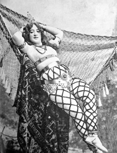 French stage performer, Marie Royer (aka Sarah Brown). Photo by anonymous (date unknown). PD-Author’s life plus 70 years or fewer. Wikimedia Commons.