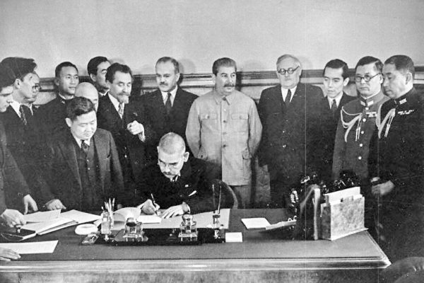 Matsuoka signs the Soviet-Japanese Neutrality Pact. Photo by anonymous (13 April 1941). PD-Russia. Wikimedia Commons.