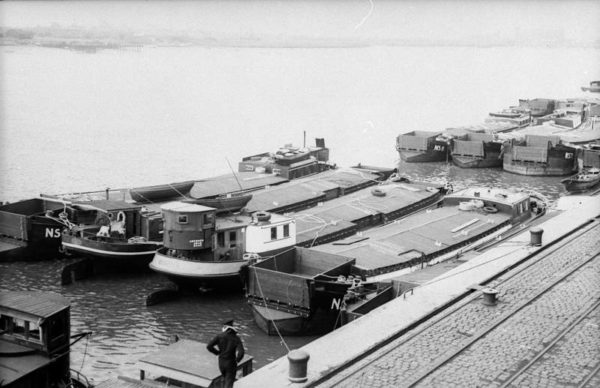 German landing craft at Wilhelmshaven. Photo by anonymous (c. 1940). Bundesarchiv, Bild 101II-MN-1369-10A/CC-BY-SA 3.0. PD-CCA-Share Alike 3.0 Germany. Wikimedia Commons.