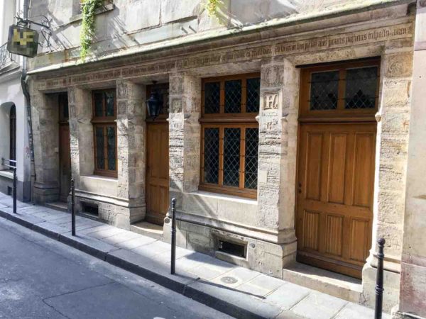 Nicolas Flamel’s former house built in the late Middle Ages on rue de Montmorency. Photo by Fanfwah (7 July 2017). PD-CCA Share Alike 4.0 International. Wikimedia Commons.