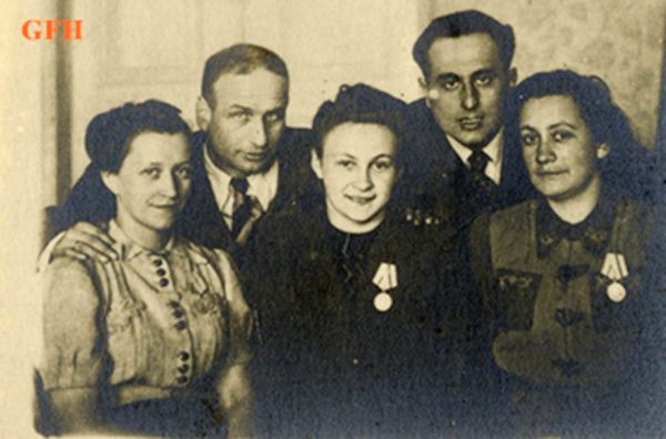 Three young Jewish women who were veteran couriers and partisans in the Grodno and Białystok regions. Front row, right to left: Anna Rud, Liza Chapnik (1922−2016), and Chasia Biełicka (1921−2012). Photo by anonymous (after 1945). Courtesy of the Ghetto Fighters’ House Museum. Catalog No. 64652.