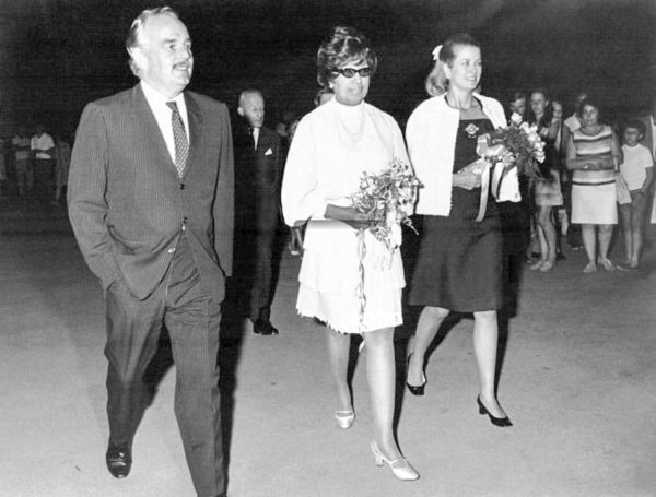 Josephine Baker (center) with Prince Rainer III of Monaco (left) and Princess Grace (right). Photo by anonymous (date unknown). Courtesy of www.graceinfluential.com.
