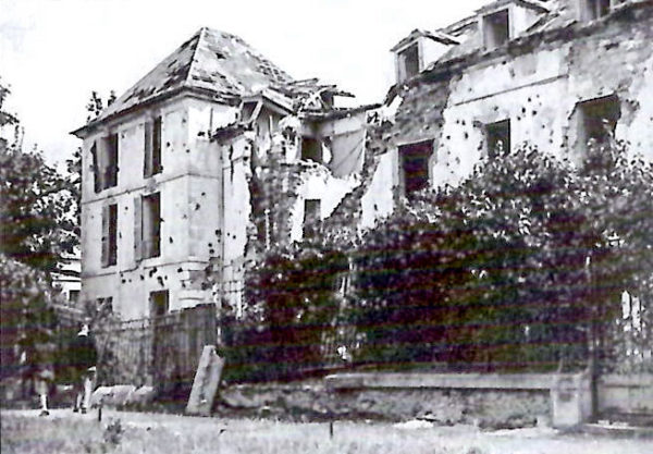 Aftermath of British bombing. Building next to the Pavilion Henri IV has been badly damaged and will be demolished. Photo by Maurice Veillon (c. 1942). “After the Battle”, Number 141, page 8. http://afterthebattle.com.au.
