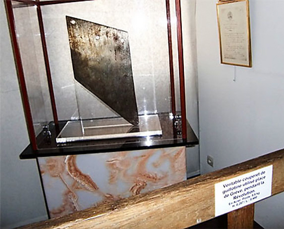 Paris police museum exhibit of a guillotine blade used during the French Revolution. Photo by Jan-Clod (c. 2013). ©️ Tous droits réservés.