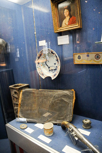 Musée Carnavalet exhibit of Robespierre’s artifacts including his briefcase. Photo by Dan Owen (c. 2013). Courtesy of Dan Owen.