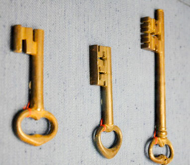 Musée Carnavalet exhibit of Bastille keys. Photo by Dan Owen (c. 2013). Courtesy of Dan Owen.