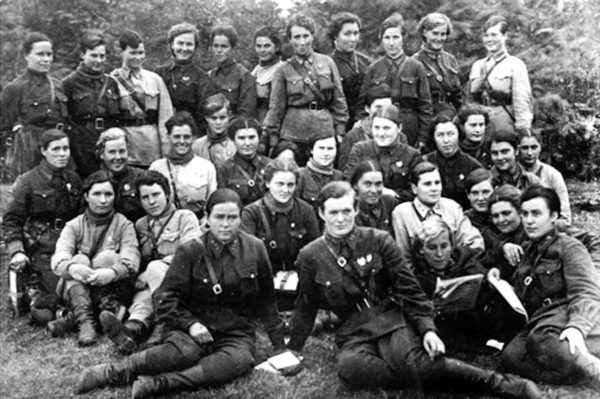 The “Witches” with their commander, Evdokiya Bershanskaya (foreground in the center). Photo by anonymous (date unknown). Photo Archive flickr.com.