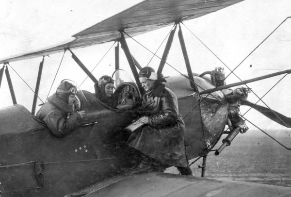 A Polikarpov Po-2 crew being briefed by a squadron leader before their night’s mission. Photo by anonymous (date unknown). Sergey G (2016). PD-CCA 2.0 Generic. Wikimedia Commons.