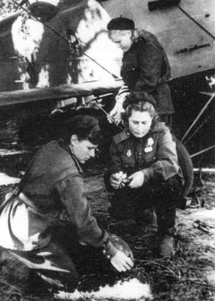 The “Witches” loading bombs on the aircraft for their next mission. Photo by anonymous (date unknown). Plyac Photo.