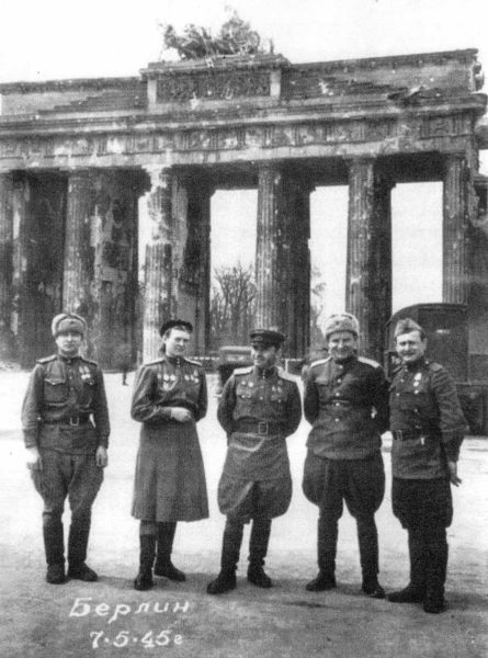 Commander of the 588th, Evdokiya Bershanskaya (second from left) with other senior Soviet Officers, in front of the Brandenburg Gate. Photo by anonymous (7 May 1945). Archive Milanetti. 