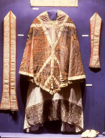 Thomas Becket’s bloodied tunic. I couldn’t see any lice. Photo by anonymous (c. 2018). Daily Mail 4 November 2018. www.dailymail.co.uk 