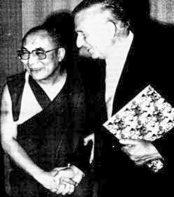 Dalai Lama shaking hands with elderly Bruno Beger. Photo by anonymous (c. 1986). Front page of Bruno Beger’s book, Meine Begegnungen mit dem Ozean des Wissens (“My meetings with the Ocean of Knowledge”).