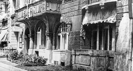 Close-up of the exterior of Giesebrechtstraße 11. Look closely to the left and you will see the sign advertising “Pension Schmidt.” Photo by anonymous (date unknown). 