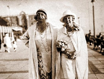 Kitty Schmidt walking with her daughter, Kathleen. Photo by anonymous (c. 1922). PD-Published before January 1, 1926. Wikimedia Commons.