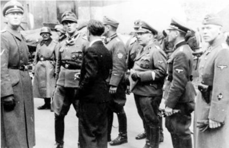 SS-Untersturmführer Karl Schwarz (second from right) during the second day of the Warsaw Ghetto Uprising. Photo by anonymous (c. April 1943). United States Holocaust Memorial Museum.