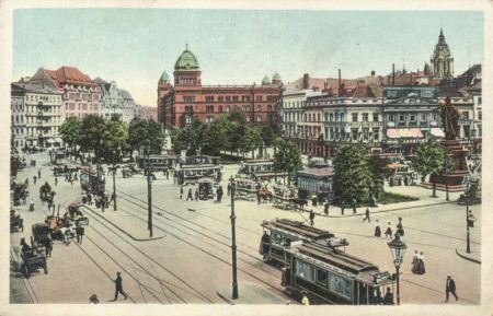 Alexanderplatz, Berlin-Mitte. The red brick building in the background is the police headquarters. It was known as the “Rote Burg,” or “Red Building.” Postcard and photo by anonymous (c. 1900). PD-Author’s life plus 70 years or fewer. Wikimedia Commons.