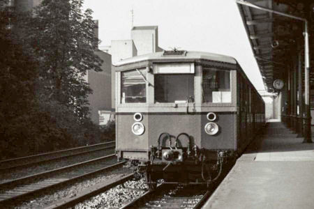 The S-Bahn murderer’s favored hunting ground – Berlin’s inner-city train. Photo by anonymous (date unknown). www.berlinexperiences.com