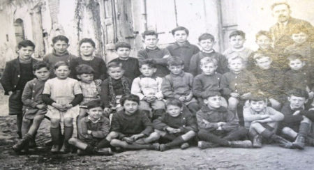 A school photo of Ronald Friend (René) who was mixed in with local children at a school in the south of France (Ronald/René is in the middle row, third from the left). Photo by anonymous (c. 1943). 