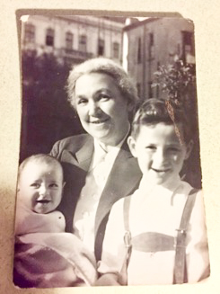 Happier days, with Goa, their maternal grandmother (Jella Lustig). Left to right: Elisabeth “Lisette,” Goa, and Édouard. Photo by anonymous (1936). Courtesy of Marianne (Seidler) Golding.*