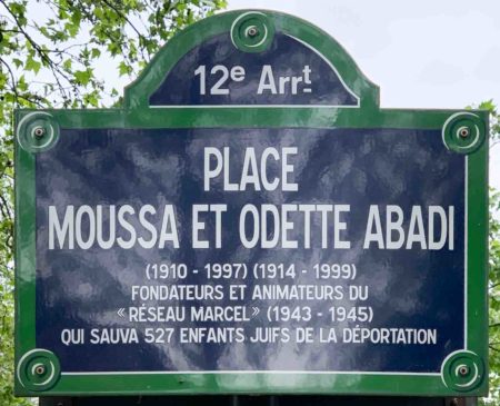 Plaque de la place Moussa et Odette Abadi, Paris. Photo by Chae01 (26 May 2021). PD-CCA-Share Alike 4.0 International. Wikimedia Commons.